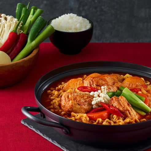 화끈한 매운맛과 깊은 풍미, 불닭볶음탕면으로 미각을 깨우다!
