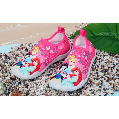 사랑스러움과 편안함의 완벽 조화: 디즈니 프린세스 여아용 아쿠아슈즈