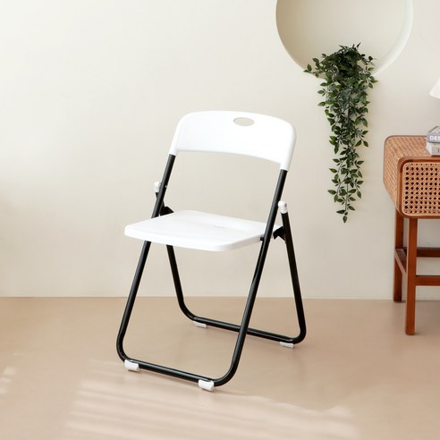 현대적이고 편안한 공간을 위한 모던한 코멧 이지 사각 접이식 의자