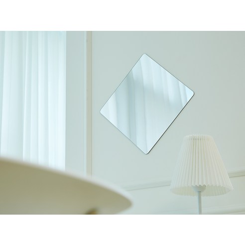 코멧 아크릴 거울로 공간에 빛과 개성을 더하세요.