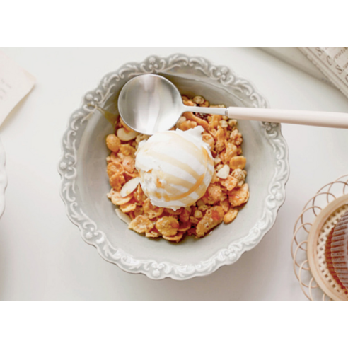 섬세한 아름다움이 식탁에 내려앉다