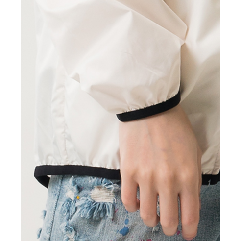 스타일리시한 경량 바람막이 아우터