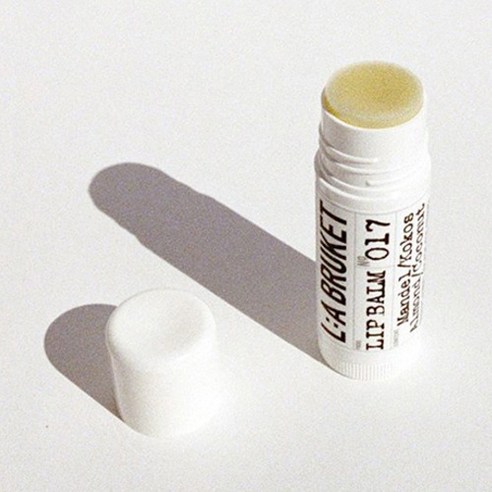 라부르켓 립 밤으로 끈적임 없이 촉촉한 입술을 유지하세요.