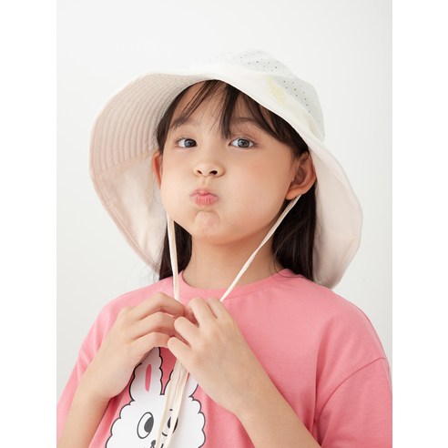 강렬한 햇살 아래, 스타일과 안전을 책임지는 완벽한 선택