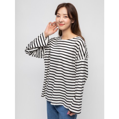 캐럿 여성용 루즈핏 스트라이프 긴팔 티셔츠는 캐주얼하고 편안한 스타일을 선호하는 여성에게 이상적인 항목입니다.