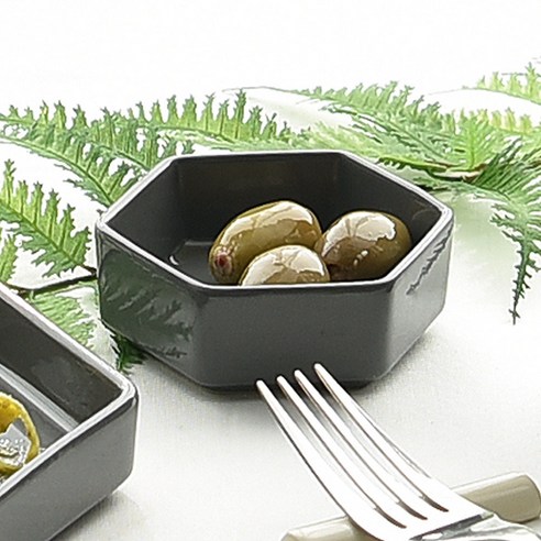 섬세한 디자인과 실용성을 겸비한 프렐류드 크리미 육각소스볼로 식탁을 더욱 특별하게 만드세요.