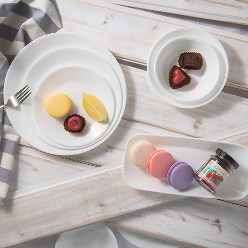 ****** 저스트화이트: 시간을 초월하는 우아함으로 당신의 식탁을 빛내다.