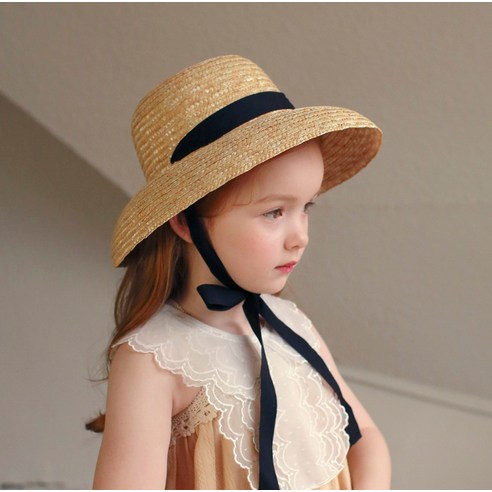 햇살 가득한 여름, 우리 아이의 완벽한 스타일과 안전을 책임지는 럭키밤비네 써니라운드 리본 라피아햇