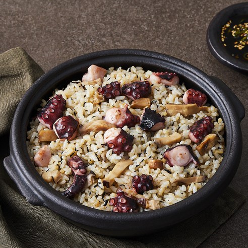 퇴근 후 15분 만에 완성하는 꿀맛 문어 솥밥의 마법