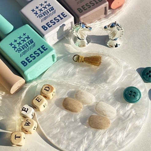 세련된 젤네일로 나만의 스타일을 완성하세요.