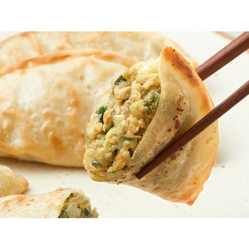 바삭한 만두피에 촉촉한 속 재료가 어우러진 비비고 군만두