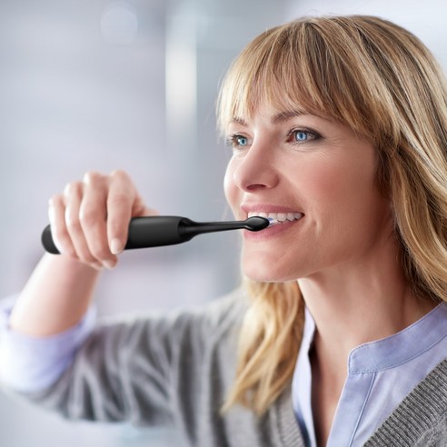 소닉케어 프로텍티브클린 4700 블랙UV에디션은 필립스의 강력한 전동 칫솔입니다. 음파식으로 작동하여 깊이 세정하고 UV 살균/충전기로 세균 번식을 방지합니다. 스마트 타이머 기능으로 효율적인 세정을 제공합니다.