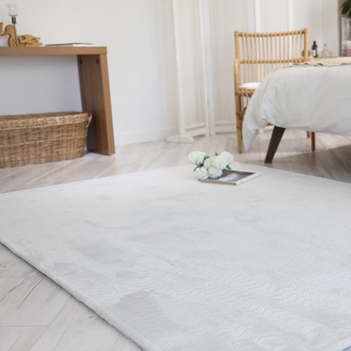 포근함과 스타일을 동시에, 리빙플러스 극세사 플로우 카페트