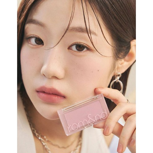 롬앤 베러 댄 치크 - 내추럴 핑크 블러셔로 볼을 더해보세요!