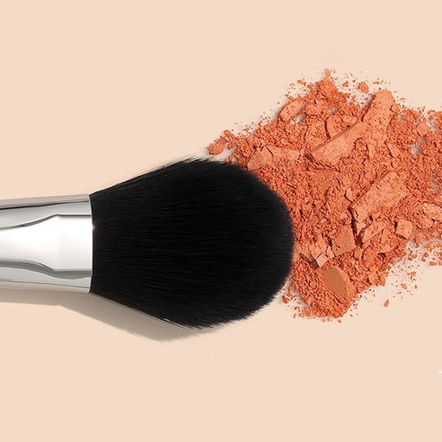 완벽한 블러셔 연출의 필수 아이템