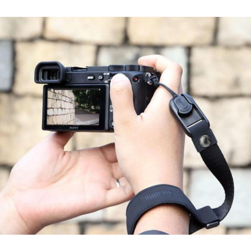 카메라를 보호하고 편안하게 촬영할 수 있는 필수 액세서리, 카메라 손목 스트랩
