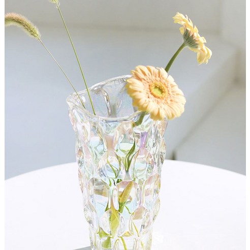 모던하고 우아한 하루의공간 디 엘라 유리 화병이 실내 공간에 아름다움을 선사합니다.