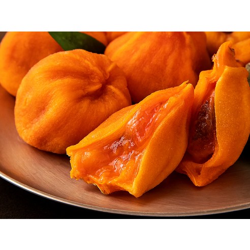 톡 쏘는 질감과 달콤한 맛의 반건시 곶감세트로 마음을 전하세요.