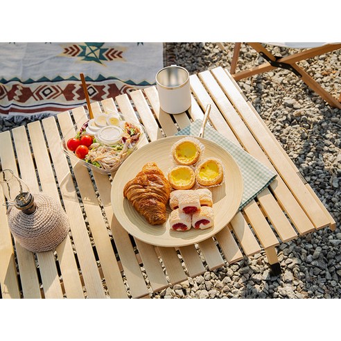 까사마루 자작나무 우든 롤 테이블 대형은 고품질의 원목으로 만들어진 테이블입니다.