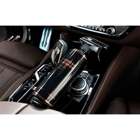 강력한 세정력과 효과적인 탈취 기능을 가진 더클래스 인테리어 클리너 차량 실내 탈취 세정제