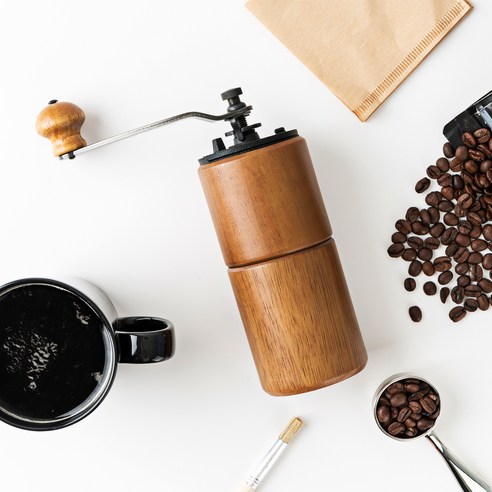 원목의 아름다움과 커피의 완벽한 조화