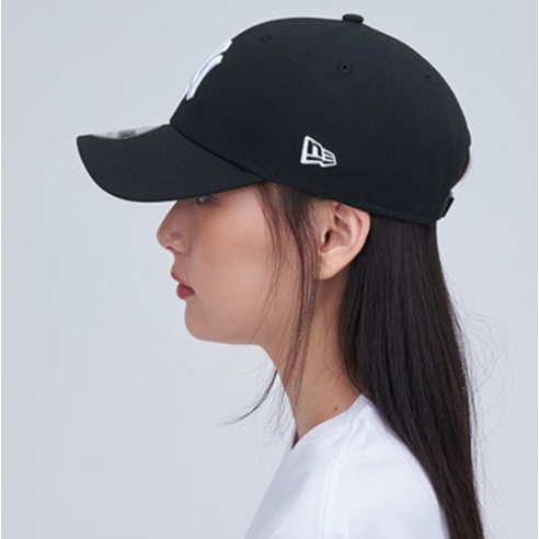 데일리룩 구세주, 뉴에라 블랙 볼캡으로 3초 만에 스타일 완성!