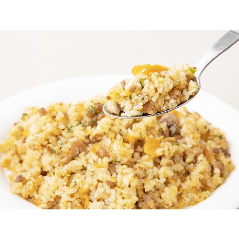 고슬고슬한 식감과 고소함이 풍부한 풀무원 고슬고슬 계란코팅 황금밥알 포크 스크램블 볶음밥