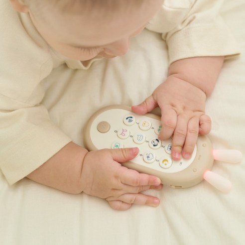 아기의 촉각적, 청각적, 인지적, 사회적 발달을 촉진하는 하베브릭스 아기토끼 핸드폰 장난감 멜로디완구