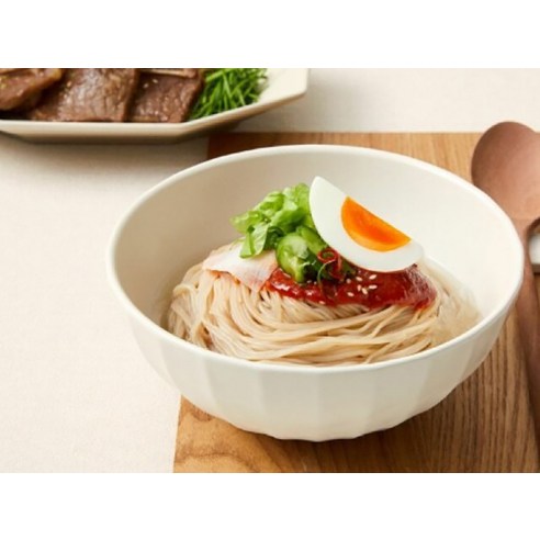 간편하고 맛있는 함흥 비빔냉면으로 행복한 야식 시간을!