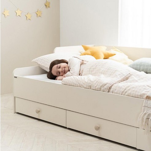 좁은 방, 수납 침대로 공간 효율을 극대화하세요!