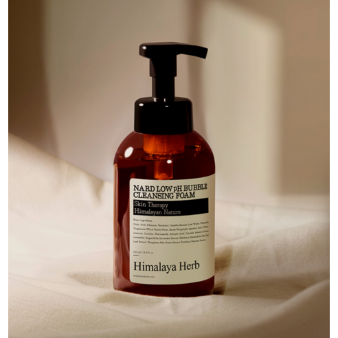 부드러운 클렌징 경험을 제공하는 약산성 제품