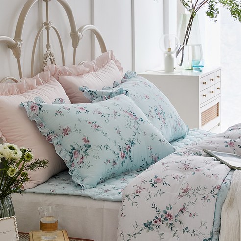 섬세한 아름다움이 깃든 로라 애슐리 셀리나 베개 커버로 꿈결 같은 밤을 경험하세요.