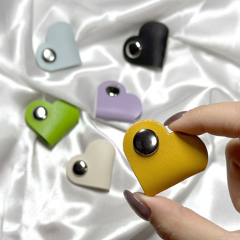 사랑스러운 디자인과 실용적인 기능, 모나코올리브 하트 똑딱이 케이블 정리 홀더로 깔끔한 일상을 디자인하세요.