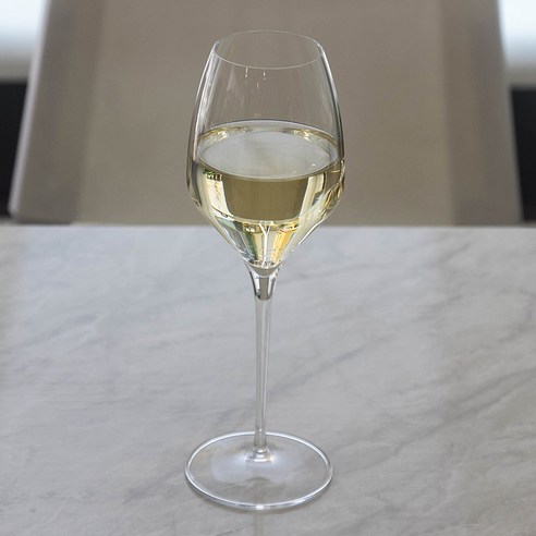 루이지보르미올리 Magnifico 화이트 와인 잔은 세련된 디자인과 탁월한 품질로 유명하며, 화이트와인에 적합한 와인잔입니다.
