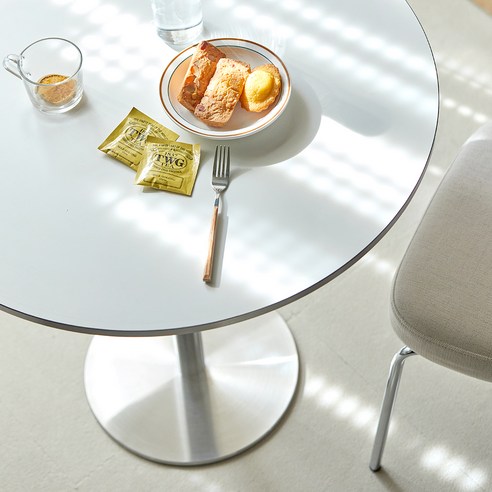 은은한 실버 엣지로 공간을 밝히는 웰퍼니쳐 노엘 테이블 세트