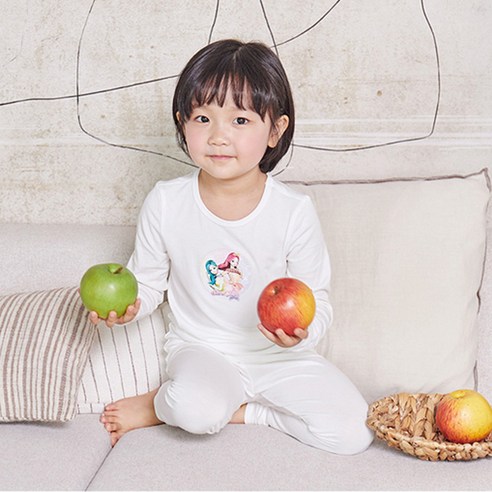 孩子們  時尚  女孩  服裝  室內服裝  女孩  女孩  室內  女孩的服裝  冬季