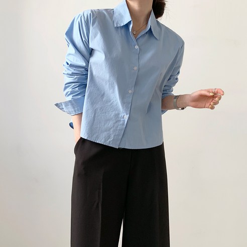 편안한 핏과 부드러운 소재가 매력적인 보에리에 여성용 루즈핏 세미 크롭 셔츠