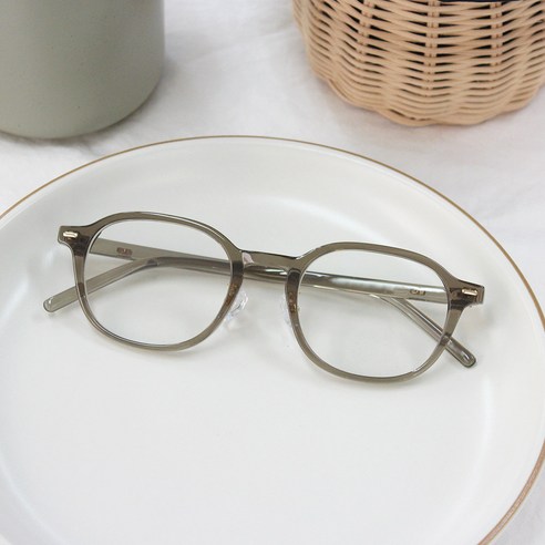 일상에 스며드는 섬세한 그린, 라피던트 리오로 당신의 개성을 완성하세요.