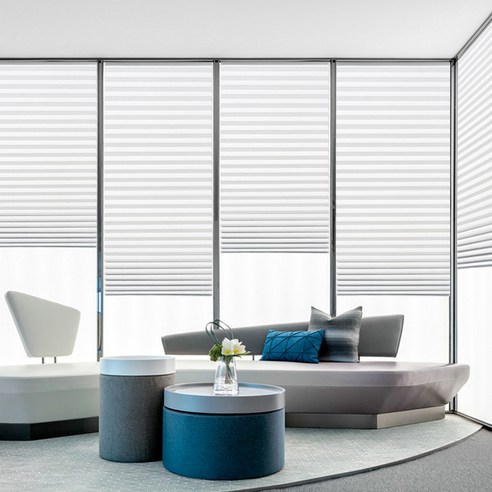 간편하게 붙여 아늑한 공간을 완성하는 셀프 블라인드