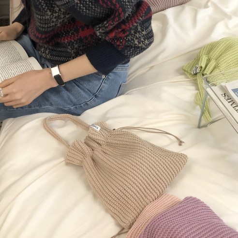 사계절을 담아내는, 손끝에서 피어나는 플리츠 파우치백의 매력
