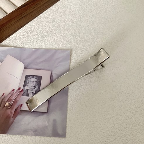 메탈 헤어집게핀 하나로 완성하는 세련된 데일리 스타일