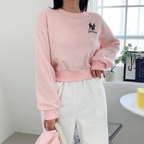 바데다 자수 NY 크롭 맨투맨 T8581K21