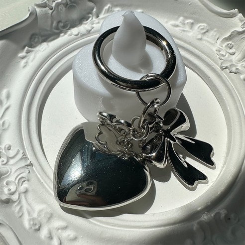 패션과 실용성을 갖춘 매력적인 가방키링