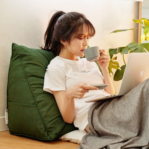 삼각등받이 쿠션, 잔디