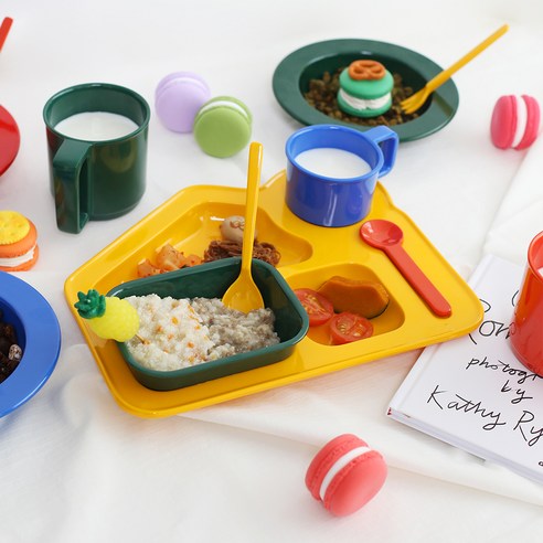 사랑스러운 디자인과 안전한 소재로 아이의 즐거운 식사 시간을 책임지는 어웨이큰센스 해피팝 하우스 식판 세트