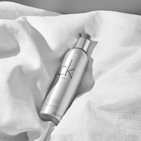 시간을 초월하는 향과 촉촉함으로 가꾸는 피부, CK One 모이스처라이저