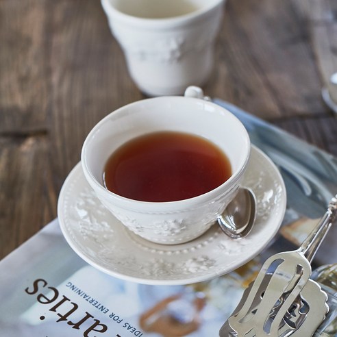 일상에 스며드는 우아함, 웨지우드 페스티비티 아이보리 커피잔