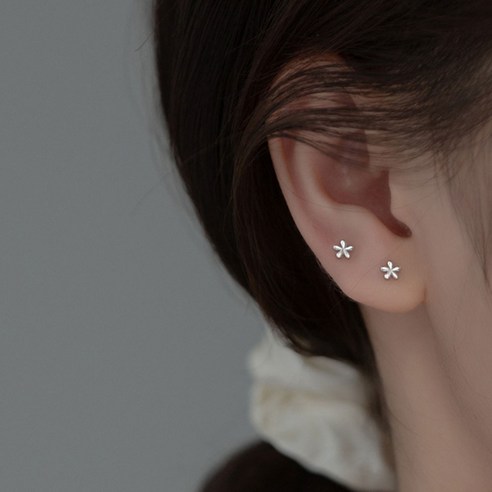 미니링귀걸이 추천상품 아름다운 꽃 모티프가 돋보이는 여성을 위한 젤루나 써지컬 초미니 심플 귀걸이 P-236 소개
