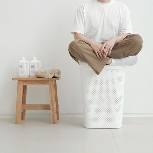 세탁실을 정리하고 정돈하는 넉넉하고 효율적인 펀칭 세탁물 보관함