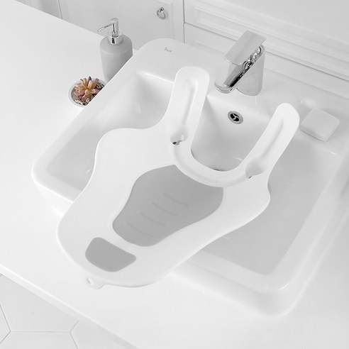 안전하고 편안한 아기 목욕의 필수 아이템